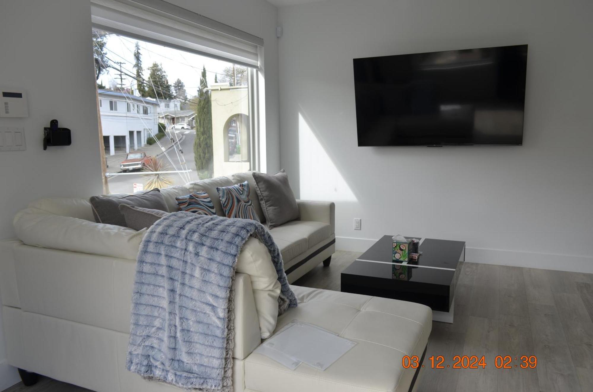 Dimond Abode Vacation Home #1 Oakland Dimond District Room photo